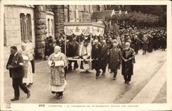 CPA Lourdes La Procession du St Sachement devant les Piscines 