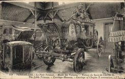 CPA Versailles Le Petit Trianon Musee des Voitures Voiture de Sacre de Charles 