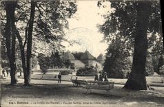 CPA Rennes Le Jardin des Plantes Vue des Serres prise de l'Allee des Chenes 
