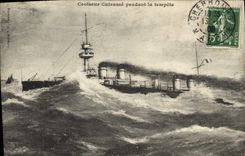 CPA Croiseur Cuirasse pendant la tempete 