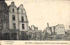 CPA Arras Cote gauche de la Petite Place apres le dernier bombardement 