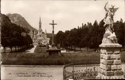 CPA Lourdes St Michel l'Esplanade et la Basilique 