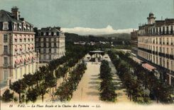 CPA Pau la place Royale et la Chaine des Pyrenees 