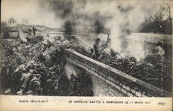 CPA Guerre 1914 15 16 17 Le Zeppelin abattu a Compiegne le 17 Mars 1917 