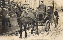 CPA Les Femmes Cocher a Paris 