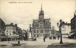 CPA Compiegne Place de l'Hotel de Ville Glaces
