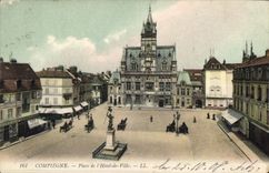 CPA Compiegne Place de l'Hotel de Ville 