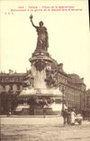 CPA Paris Place de la Republique Monument et la gloire de la Republique Francaise 