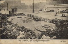 CPA Paris Arc de Triomphe de l'Etoile Tombe du Soldat Inconnu et Flamme du Souvenir 