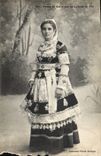 CPA Femme de Quimper en Costume de Fete 