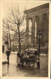 CPA Paris en Flanant Marchande de Fleurs Place de la Madeleine 