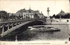 CPA Paris Le Pont Alexandre III et le Grand Palais Bateau Peniche