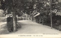 CPA Chatel Guyon Une Allee du Parc 
