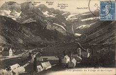 CPA Gavarnie Vue generale du Village et du Cirque 