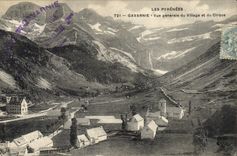 CPA La Pyrenees Gavarnie Vue generale du Village et du Cirque 