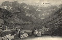 CPA Les Pyrenees Gavarnie Vue generale du Village et du Cirque 