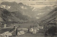 CPA Les Pyrenees Gavarnie Vue generale du Village et du Cirque 