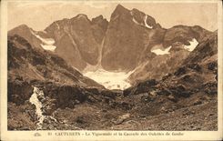 CPA Cauterets Le Viguemale et la Cascade des Oulettes de Gaube 