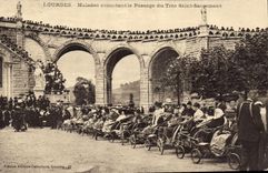 CPA Lourdes Malades Attendant le Passage du Tres Saint Sacrement 