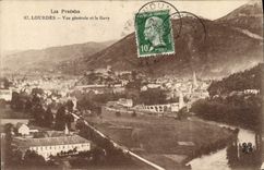CPA Les Pyrenees Lourdes Vue generale et le Gave 
