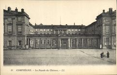 CPA Compiegne La Facade du Chateau 
