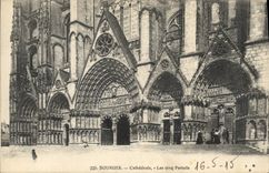 CPA Bourges Cathedrale Les Cinq Portails 