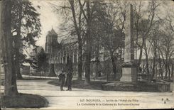 CPA Bourges Jardin de l'Hotel de Ville La Cathedrale et la Colonne de Bethune Charost 