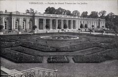 CPA Versailles Facade du Grand Trianon sur les Jardins 