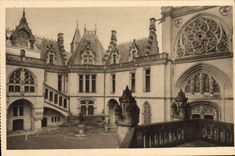 CPA Chateau de Pierrefonds Oise La Cour d'Honneur 