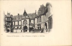 CPA Chateau de Pierrefonds Cour d'Honneur le Beffroi 