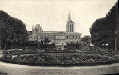 CPA Lisieux Le Musee et l'Eglise Saint Pierre 