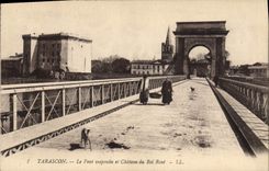 CPA Tarascon le Pont suspendu et chateau du Roi Rene 