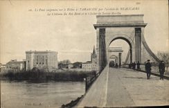 CPA Le Pont suspendu sur le Rhone a Tarascon par l'arrivee du Beaucaire le chateau du Roi Rene et le
