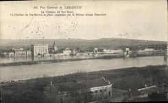 CPA Vue Generale de Tarascon le Chateau du Roi Rene le Clocher de Ste Marthe et Pont suspendu sur le