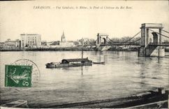 CPA Tarascon vue generale le Rhone le Pont et Chateau du Roi Rene Bateau