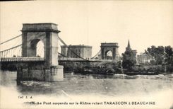 CPA Le Pont suspendu sur le Rhone reliant Tarascon a Beaucaire 