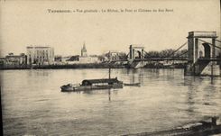 CPA Tarascon vue generale le Rhone le Pont et Chateau du Roi Rene Bateau