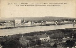 CPA Vue generale de Tarascon le Pont suspendu sur le Rhone l'Ancien Chateau du Roi Rene et le Cloche