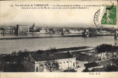 CPA Vue generale de Tarascon le Pont suspendu sur le Rhone l'ancien Chateau du Roi Rene et Clocher d