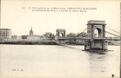 CPA Le Pont supendu sur le Rhone reliant Tarascon a Beaucaire le Chateau du Roi Rene et le Clocher d