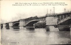 CPA Le Pont supendu sur le Rhone reliant Tarascon chemin de fer de PLM construit en 1829 par MM segu