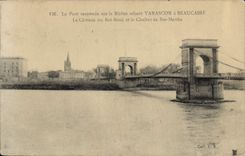 CPA Tarascon le Pont suspendu sur le Rhone reliant Tarascon a Beaucaire le chateau du Roi Rene et le