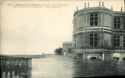 CPA Grignan le chateau restaure sur la Terrasse Allee de la 2e cour d'Honneur Tour Francois Ier 