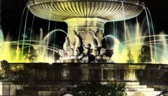 CPA La Cite du Roy Rene Aix en Provence Grande Fontaine sur la Rotonde la Nuit 