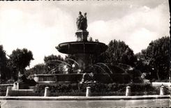 CPA La Cite du Roy Rene Aix en Provence La Grande Fontaine sur la Rotonde 