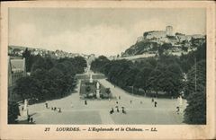 CPA Lourdes l'Esplanade et le Chateau 