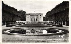 CPA Palais de Versailles Petit Trianon Facade sur les Jardins 