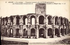 CPA Arles Les Arenes Pirvaient contenir Les Tours furent transformees en Citadlle au Moyen Age 