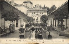 CPA Vals les Bains Etablissement Thermal et Source Souveraine Cour Interieure 