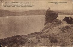 CPA Les Htes Cavennes Illustrees Lac d'Issarles Curieux rocher tombant a pic sur le Lac 